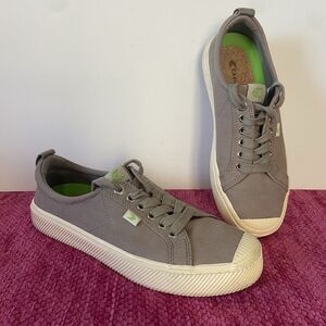 Cariuma Oca Low Canvas Sneakers Mystic Grey Size 9.5 Women Unisex 8 Men